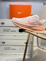 nike Air Zoom Vomero 18 舒适减震防滑运动跑鞋 采用轻盈织物合成鞋面材质 中底搭载Zoomx 泡绵 外置外置防滑耐磨橡胶底片 ，缓震大底带