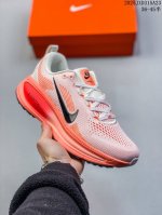 公司级Nike Vomero 18 耐克 舒适减震防滑 低帮跑步鞋 全掌Reactx泡绵中底 前掌和后跟还配备了Air Zoom气垫单元 据说跑起来更快更舒适哦