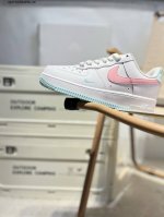 耐克 Nike Air Force 1 '07空军一号 百搭休闲运动板鞋。柔软、弹性十足的缓震性能和出色的中底设计，横跨复古与现代的外型结合，造就出风靡全球三十
