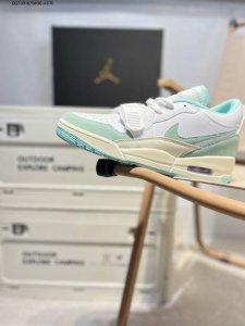 Air Jordan Legacy 312 乔丹篮球鞋系列 号称 “最强三合一” 的 Jordan Legacy 312，自然有着杂交结合的设计，它的名字就展现