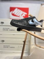 140 耐克 Nike Air Force 1 '07空军一号 百搭休闲运动板鞋。柔软、弹性十足的缓震性能和出色的中底设计，横跨复古与现代的外型结合，造就出风靡