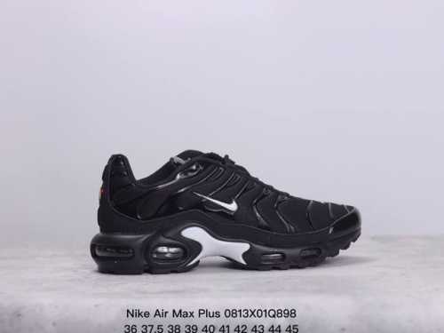 真标耐克 Nike Air Max Plus是nike旗下另类鞋款的代表，Tn 它诞生于 6年，是第一款使用tunedair气垫的跑鞋，其特点就在于实现各气室间
