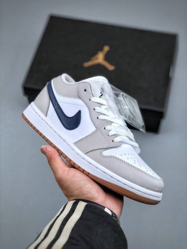 280支持放店 Air Jordan 1 Low Aj1 乔1白灰蓝配色 低帮篮球鞋 货号：553558 146 市场唯一独家头层皮打造 原鞋原档案开发 原厂皮