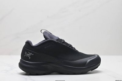 公司级Arcteryx始祖鸟 Aerios Fl Gtx 覆盖防水 低帮户外登山徒步鞋 特有的独立衬垫 穿着更合脚 带有Gore-Tex防水内衬 提供透气性和防