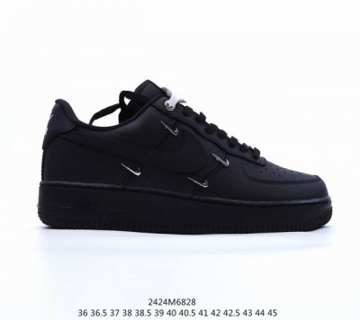 耐克nike Air Force 1 Low 空军一号低帮百搭休闲运动板鞋。柔软、弹性十足的缓震性能和出色的中底设计，横跨复古与现代的外型结合，造就出风靡全球三