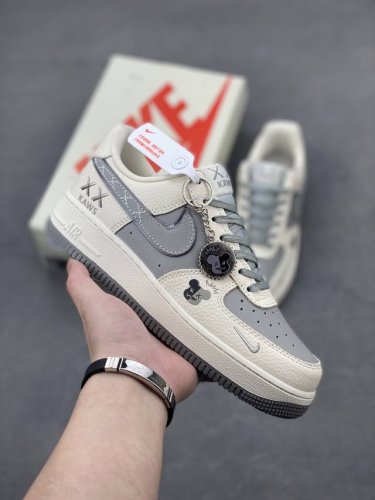 海外限量发售！公司级Nike Air Force 7 Low “Kaws联名 米灰暴力熊”空军一号 低帮 运动鞋 休闲鞋 折边针车 工艺难度大 原楦头原纸板 原