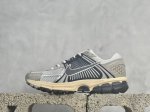 C版 Nk Zoom Vomero 5 复古单品 经典复古潮流运动鞋 融蕴繁复设计风范和丰富层次感 缔造运动鞋佳选 助你轻松型出范 开辟独属于自己的路 鞋款采用