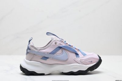 公司级W Nike Tc 7900 新款老爹鞋 注入非凡时尚气息 塑就高雅外观 耐穿合成材质搭配柔软丝绒 该鞋款保留了挚爱的加垫鞋口 柔软泡绵缓震配置 和抓附力