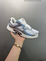 公司级Nk V5 Rnr系列 白棕 复古Y3K风格舒适百搭跑步鞋 融合了复古与现代设计元素，轻量化设计，鞋面采用透气网眼材料，搭配轻质泡沫中底，缓震舒适，适合日