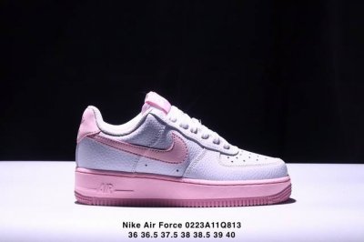 公司级耐克Nike Air Force 1“07空军一号低帮百搭休闲运动板鞋。柔软、弹性十足的缓震性能和出色的中底设计，横跨复古与现代的外型结合，造就出风靡全球