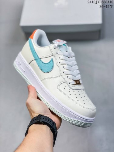 公司级带半码耐克nike Air Force 7 空军一号低帮百搭休闲运动板鞋。柔软、弹性十足的缓震性能和出色的中底设计，横跨复古与现代的外型结合，造就出风靡全
