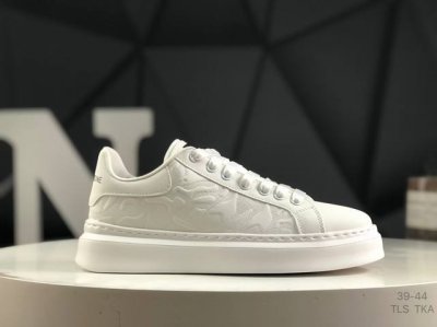 Gucci 古驰今年最新款男鞋 香港-专柜同步 全品相 顶级进口材料 极为亲肤舒适 摸上去非常的细腻 版型上很正 进口牛皮+真皮内里+几何构图案 奢华生动 图案