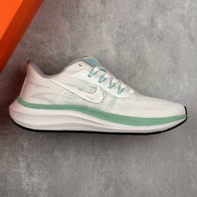 本地 核心私 耐克Nike Court Borough Low 2 Gs 登月跑鞋 登月39代 超轻网面跑步鞋 脚跟区域营造出色舒适度，而在鞋底部分，搭载全掌型