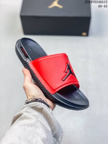 简介：乔丹 Jordan play Slide 夏季新款运动拖鞋 穿上Jordan playslide拖鞋，尽享舒适支撑。厚实泡绵质感轻盈，带来出众缓震效果，令