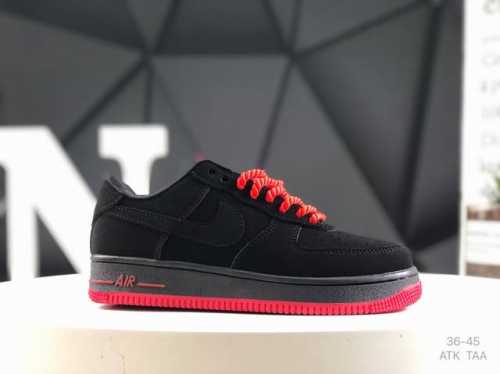 130 耐克 Nike Air Force 1 '07 Low 空军一号含气垫 低帮百搭厚底**休闲运动板鞋。柔软、弹性十足的缓震性能和出色的中底设计，横跨复古