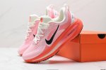 公司级Nike Vomero 18 耐克 舒适减震防滑 低帮跑步鞋 全掌Reactx泡绵中底 前掌和后跟还配备了Air Zoom气垫单元 据说跑起来更快更舒适哦