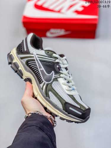 nike 耐克夏季 Zoom Vomero 5 运动鞋休闲训练跑步鞋 nike Zoom Vomero 5 男子运动鞋妥帖包覆足部，提供透气支撑效果。耐穿材料组