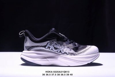 公司级小红书推荐M Skyflow 全新配色 这个品牌来自于新西兰的毛利语，Hoka表示大地，One One表示飞越，连起来就是飞越地平线，One One不是读