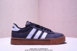 真标Adidas Daily 4.0 阿迪达斯 舒适百搭 低帮 板鞋 融合了复古与现代风格 简约而富有质感 整体线条流畅 轮廓分明 尽显时尚气息 鞋身采用经典的