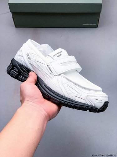 Junya Watanabe Manx New Balance 1906L乐福鞋 小牛皮 人造皮革混合拼接设计穿套式鞋舌有Logo贴花零钱夹层迷你Logo吊牌圆