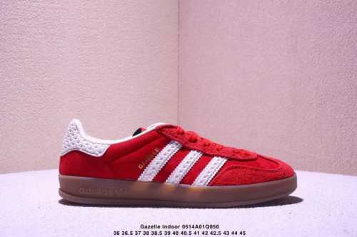 阿迪达斯 Adidas Originals Gazelle Indoor复古三叶草防滑透明橡胶板鞋经典运动鞋。这款经典鞋,忠于原版设计,缀撞色三条纹和鞋跟饰片。