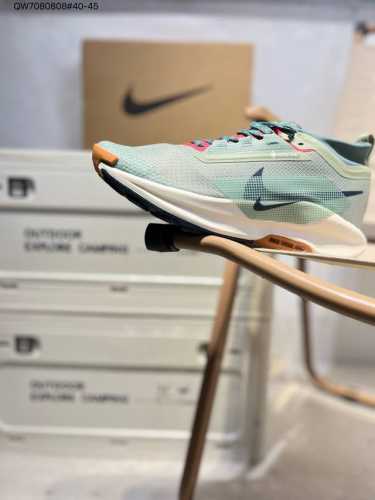 180 Nike Pegasus Trail 5轻盈舒适低帮 Nike Reactx 泡沫跑步鞋，设计时尚，颜色搭配亮眼，上脚效果非常吸睛。材质轻便，透气性也很