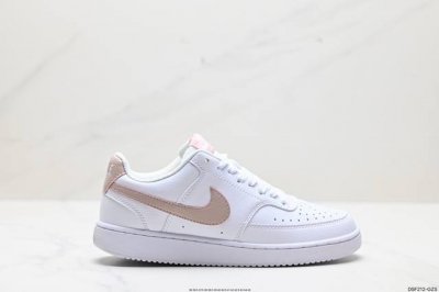 真标nike Court Vision Low 低帮百搭透气休闲运动板鞋，经典耐用的设计，兼顾舒适脚感和出众风范，演绎匠心之作。结构性的支撑贴合感结合复古篮球设