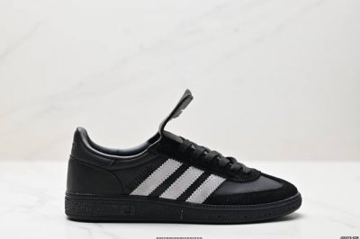 公司级Adidas Handball Spezial 阿迪达斯经典款 复古休闲板鞋 全鞋采用反毛皮制作 牛筋耐磨大底 承载青春情怀的板鞋 经典三条杠装饰鞋侧 品