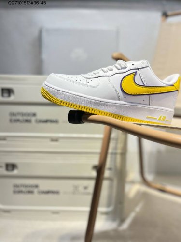 蛇年限定# 耐克 Nike Air Force 1 '07空军一号 百搭休闲运动板鞋。柔软、弹性十足的缓震性能和出色的中底设计，横跨复古与现代的外型结合，造就出