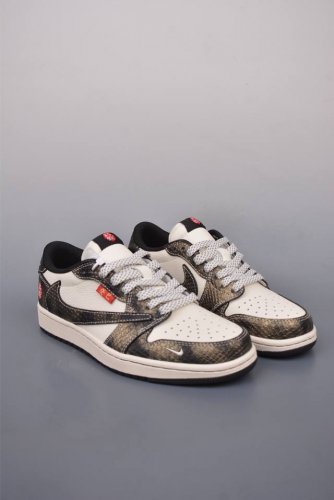 Fragment X Travis Scott X 蛇年限定 Air Jordan 1 Low 三方联名倒钩 全新的三方联名低帮倒钩鞋面延续了黑脚趾设计，整双鞋