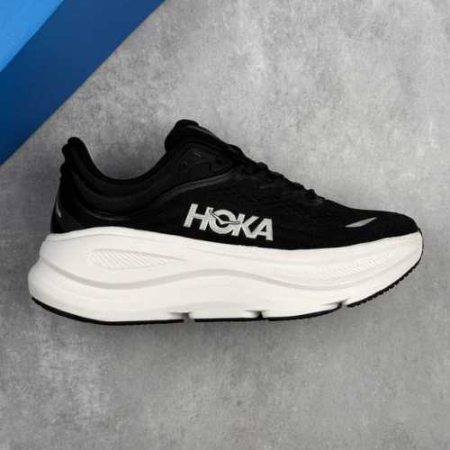 本地230 核心私 公司级小红书推荐Hoka W Bondi 9 全新配色 低帮轻量户外越野休闲运动慢跑鞋 这个品牌来自于新西兰的毛利语，Hoka表示大地，On