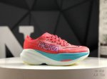 hoka One One Mach X 2 全新配色 低帮轻量户外越野休闲运动慢跑鞋这个品牌来自于新西兰的毛利语，Hoka表示大地，One One表示飞越，连起