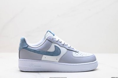 真标耐克Nike Air Force 1“07空军一号低帮百搭休闲运动板鞋。柔软、弹性十足的缓震性能和出色的中底设计，横跨复古与现代的外型结合，造就出风靡全球三