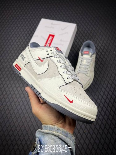 b Nike Dunk Sb Low 全新配色 定制Dunk Sb顾名思义，具有经典的Dunk血缘，又注入了更多的时尚元素。相较于普通的Dunk滑板鞋，改良版的