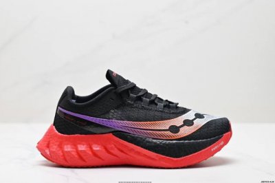 公司级Saucony索康尼 Endorphin Pro系列啡鹏4男女低帮缓震跑步鞋 索康尼推出的Endorphinpro4跑鞋是一款外观激进但脚感舒适的跑鞋，采