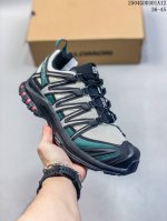 萨洛蒙Salomon Xa Pro 3D 户外轻便机能鞋 Xa Pro 3D 采用现代材料 更新的网眼图案和丰富的颜色进行了改进，是对所罗门最畅销的越野跑鞋之一