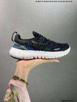 Nike Free Rn 5.0 Next Nature 5.0 赤足跑鞋 环保系列针织轻便透跑步鞋可缔造袜子般的贴合感受和轻盈脚感，助你在跑步、训练和日常活动