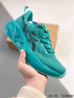 公司级！亚瑟士 Asics 宣布推出备受期待且深受粉丝喜爱的新款 Novablast 5 跑鞋。 Novablast 系列的最新更新通过轻质材料和 Asics