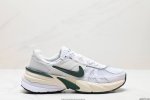 公司级耐克nike V2K Run跑步鞋复古风潮 网面透气运动鞋 灰银紧致的鞋面材质提供良好的包裹性鞋侧 Swoosh以及鞋头部分搭配增添不少亮点的镀铬细节鞋垫