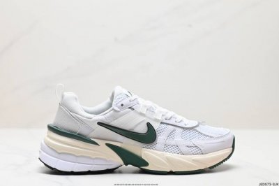 公司级耐克nike V2K Run跑步鞋复古风潮 网面透气运动鞋 灰银紧致的鞋面材质提供良好的包裹性鞋侧 Swoosh以及鞋头部分搭配增添不少亮点的镀铬细节鞋垫