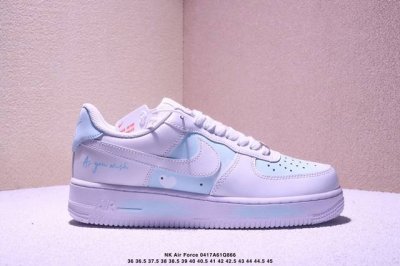 公司级Nk Air Force 1 Low 空军一号低帮百搭休闲运动板鞋。柔软、弹性十足的缓震性能和出色的中底设计，横跨复古与现代的外型结合，造就出风靡全球三十