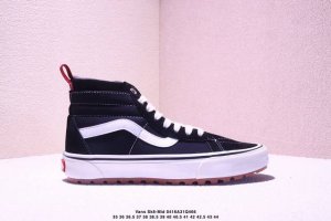 Vans经典款高帮休闲鞋，黑色搭配白色条纹，耐磨生胶底，舒适又耐穿。适合四季穿着。适合日常出行或者搭配36-45 半码36.5..38.5..40.5...42