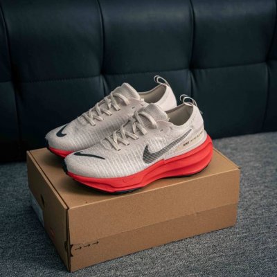 核心私 Zoomx Invincible Run Fk3 短跑马拉松系带系列轻量休闲运动慢跑鞋 ！此鞋专为短跑运动员而生，是为 5 至 10 公里距离的赛事和训