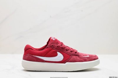 真标耐克nike Sb Force 58低帮休闲板鞋 是一款将前沿创新带入街头的单品，它具有硫化杯底，具有出色的耐用性和灵活性。使用帆布和绒面革，在饰面上放置通