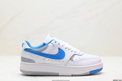 真标w Nike Gamma Force兼顾舒适脚感和出众风范，演绎匠心之作。结构性的支撑贴合感结合复古篮球设计，塑就场外全明星风范。 货号:Fq8877- 尺