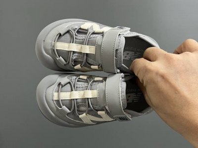 牛B新款K3205魔术贴户外儿童凉鞋 Size：23-37码 韩国专柜同步新品 包头款式设计，保护稚嫩脚丫 魔术贴穿脱超便捷 橡胶耐磨防滑大底 潮童必备单品