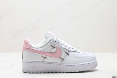 真标耐克Nike Air Force 1‘07 空军一号低帮百搭休闲运动板鞋。柔软、弹性十足的缓震性能和出色的中底设计，横跨复古与现代的外型结合，造就出风靡全球