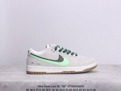 Nike Dunk Low Se “85” 双勾 Nike推出特别版dunk Low企划。此款nike Dunk Low采用灰色面革材质，鞋身左右侧均配有皮革质