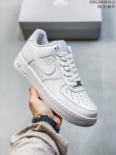 公司级带半码耐克Nike Air Force 7 Lv8空军一号低帮百搭休闲运动板鞋。柔软、弹性十足的缓震性能和出色的中底设计，横跨复古与现代的外结合，造就出风