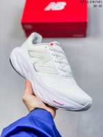 New Balance NB1080休闲低帮跑步鞋，织物鞋面，舒适透气。鞋身设计方便穿脱。系带设计，贴合脚踝，鞋底设计采用耐磨的鞋底，增强耐用性。 货号：W10